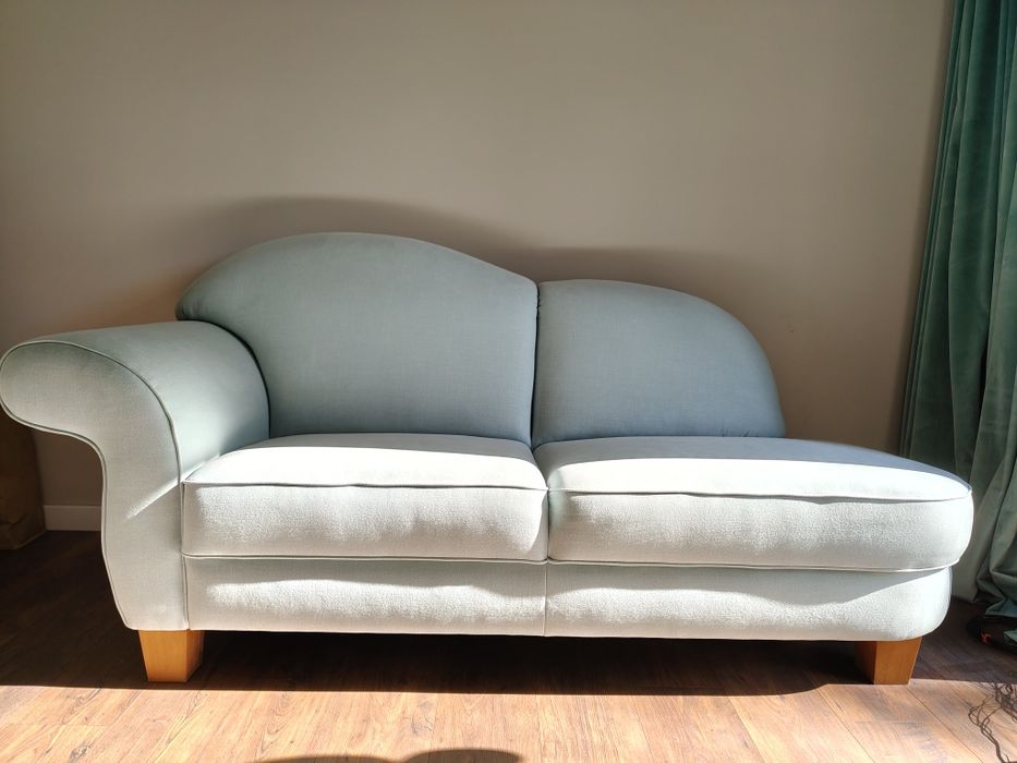 Piękna asymetryczna sofa kanapa w kolorze seledynowym, miętowym