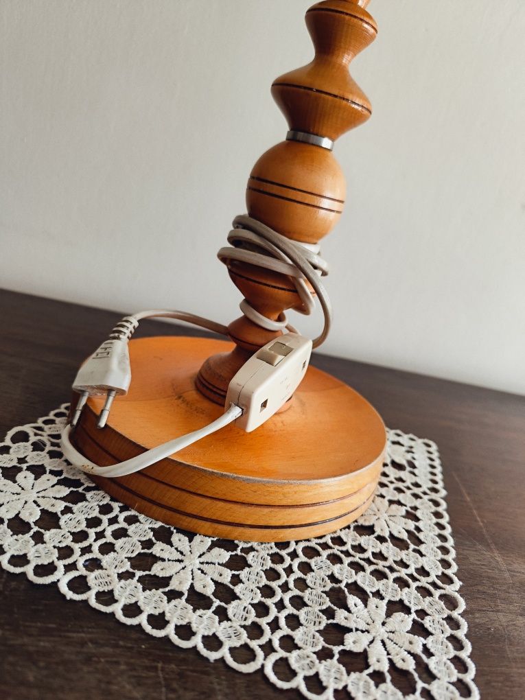 Elegancka drewniana lampka nocna z kremowym abażurem Retro PRL