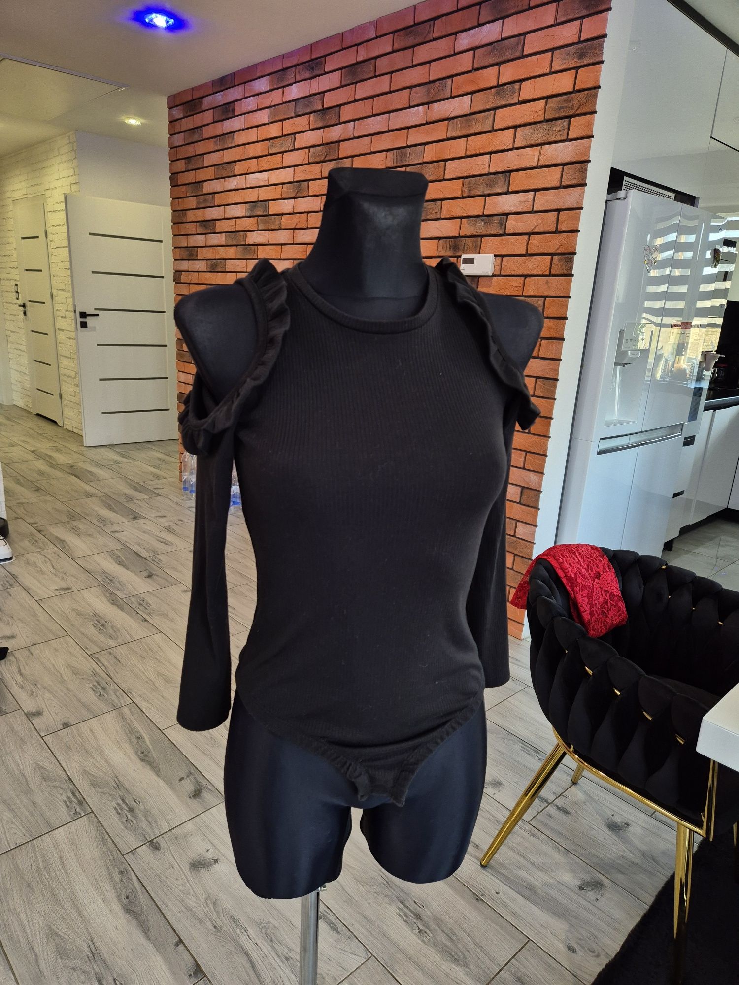 Eleganckie Czarne body z wyciętymi ramionami