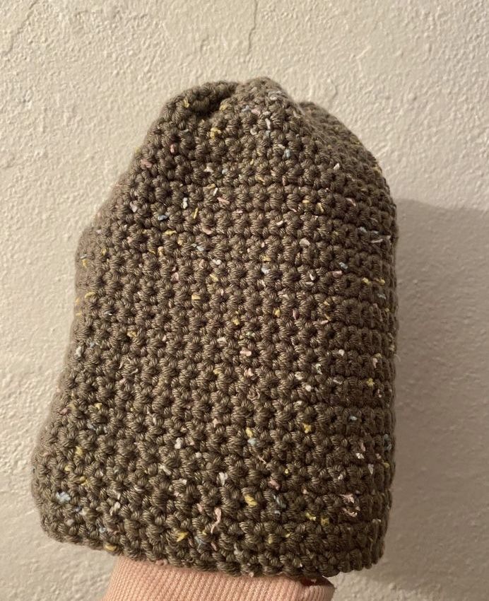 Gorro para criança castanho com pintarolas coloridas - Feito à mão