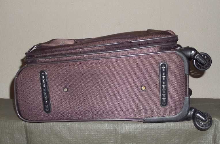 Чемодан коричневый Golden Horse,4колеса, размер корпуса 50Х35Х24/29см.