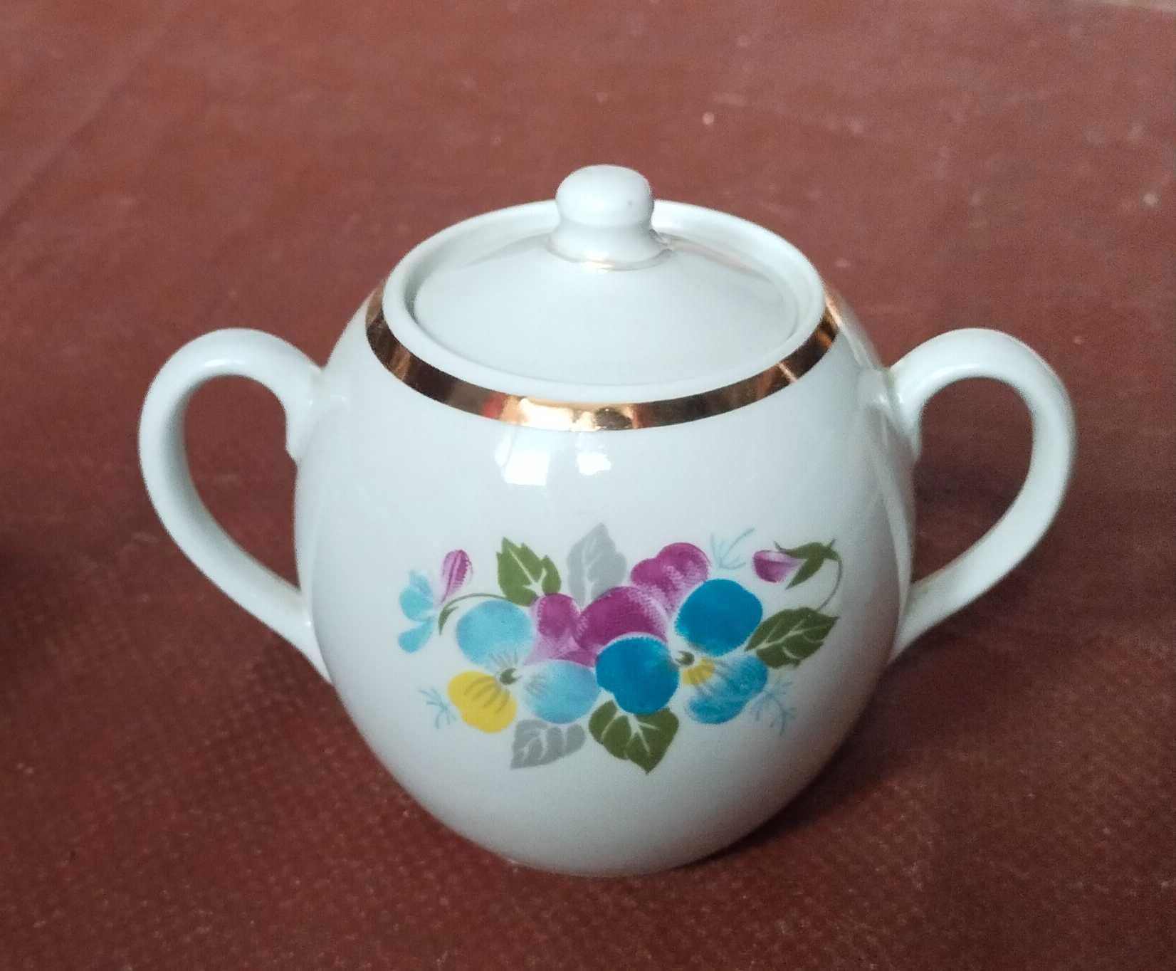 Чашка с блюдцем,  заварник, сахарница.