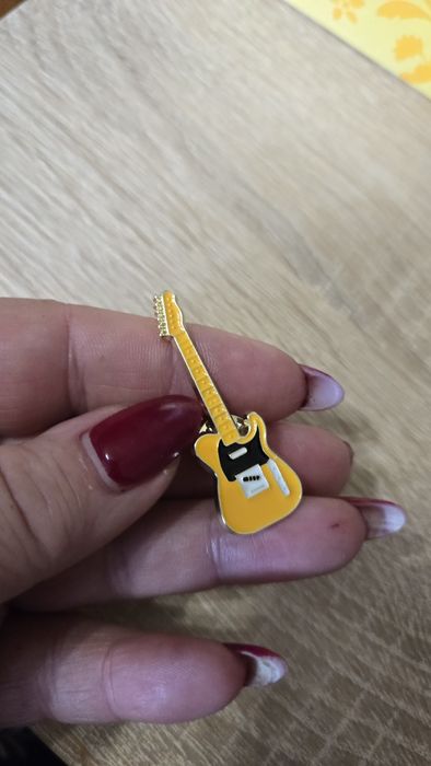 Przypinka gitara żółta.