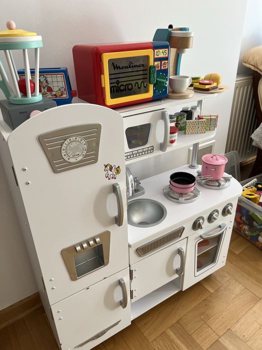 Kuchnia dla dzieci KidKraft z akcesoriami kuchennymi.