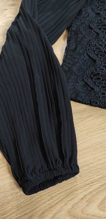 Piękna koronkowa czarna bluzka Reserved