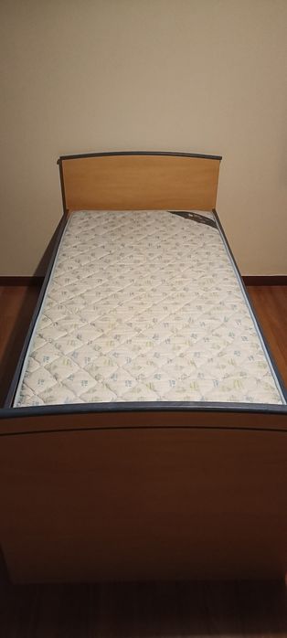 Cama + Colchão (90x190) + Mesinha de cabeceira + Escritório