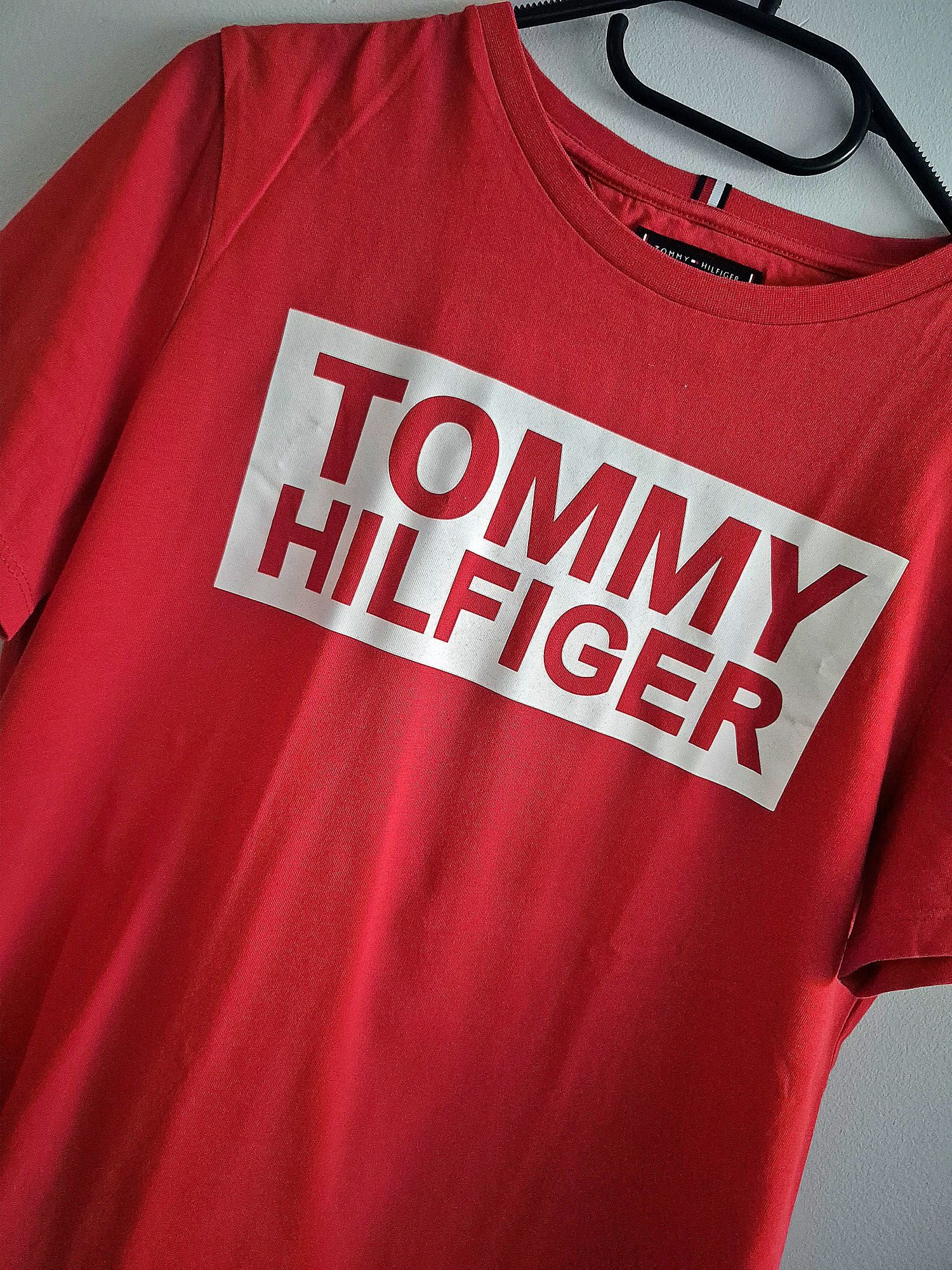 Czerwona koszulka Tommy Hilfiger rozmiar 164 S.
Jak nowa.