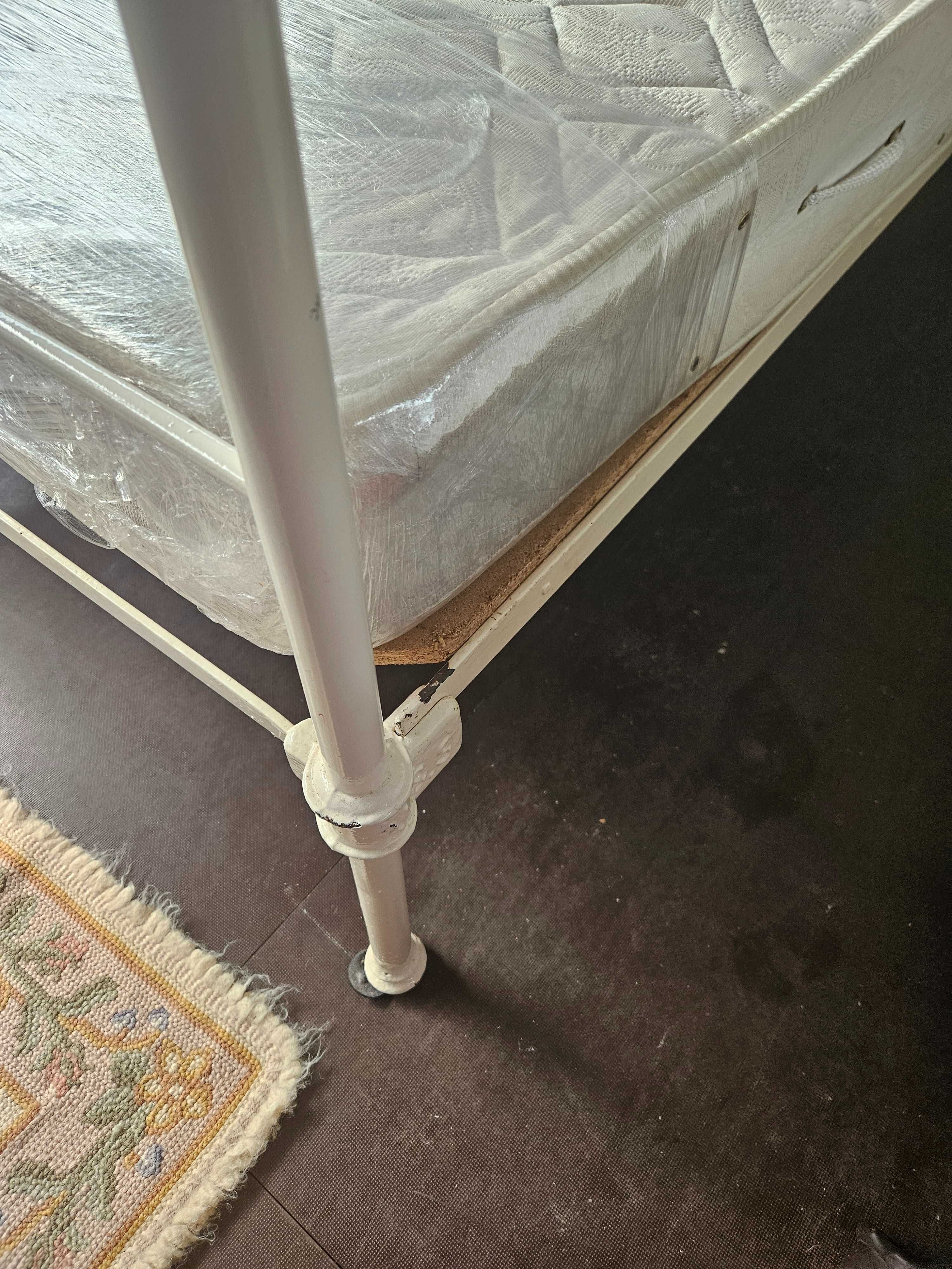 Cama de ferro antiga com estrado e colchão - Bom es