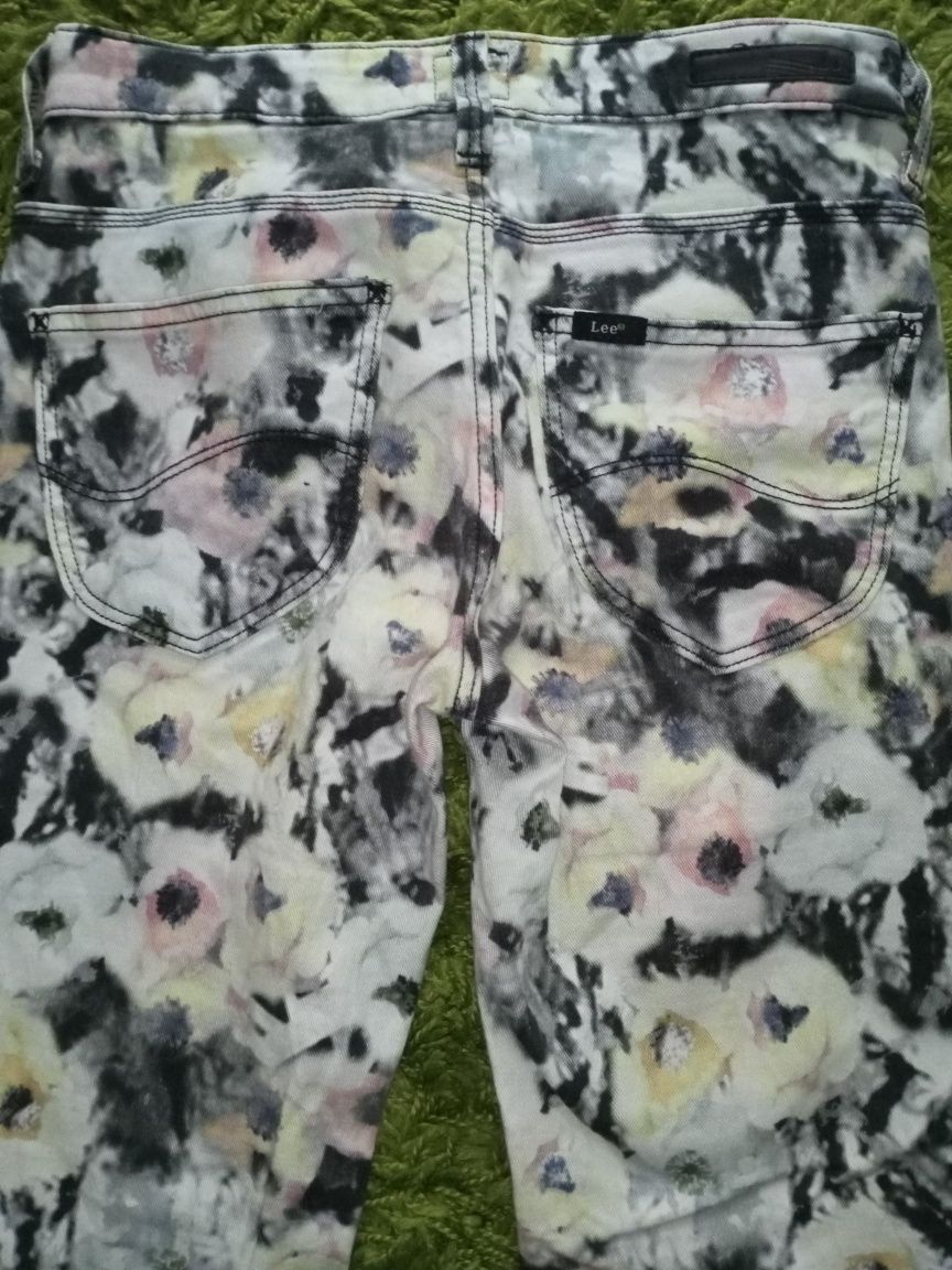 Spodnie rurki jeansy w pastelowe kwiaty Lee