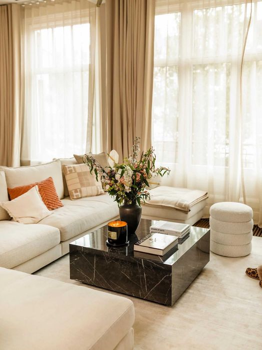 Stolik kawowy o wyglądzie trawertynu Lesley czarny 90x90 Westwing