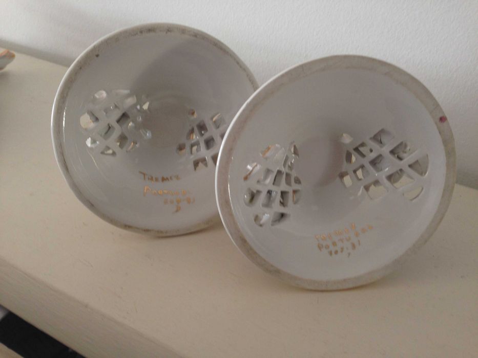 Par de jarras e par de castiçais, em porcelana floral, década 1960.