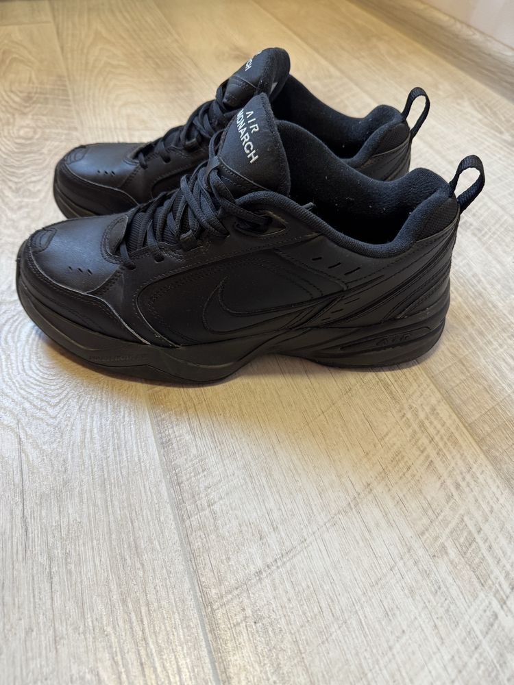 Nike air monarch black