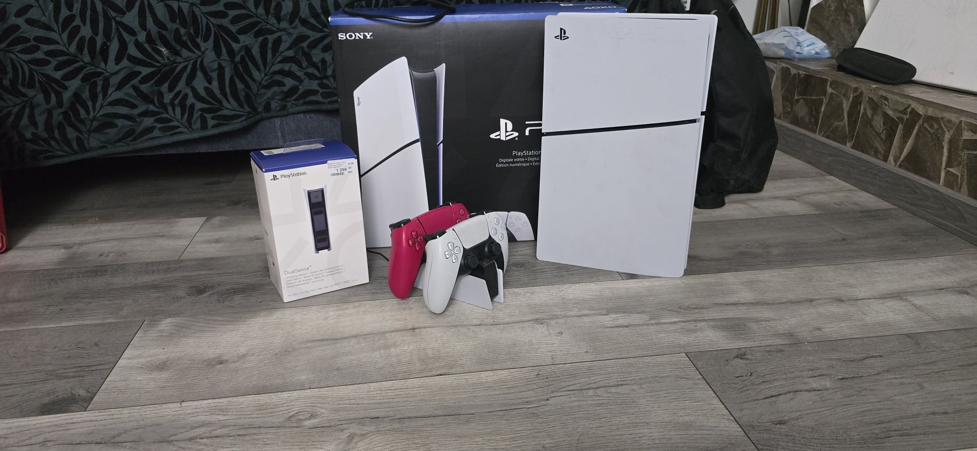 Play Station 5 + 2 гейпада + зарядная станция на 2 геймпада
