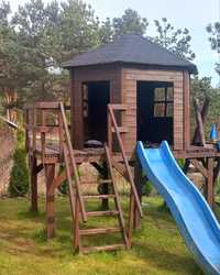 Plac zabaw- duży drewniany domek ze slizgawką