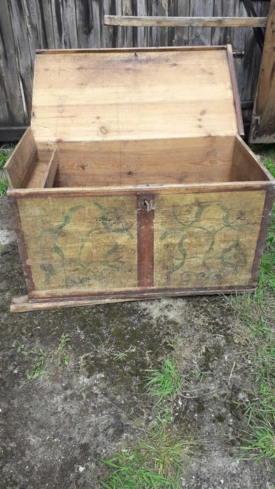 meble, drzwi, łóżko, stolik, żyrandol, obraz, stolik rtv, stary kufer