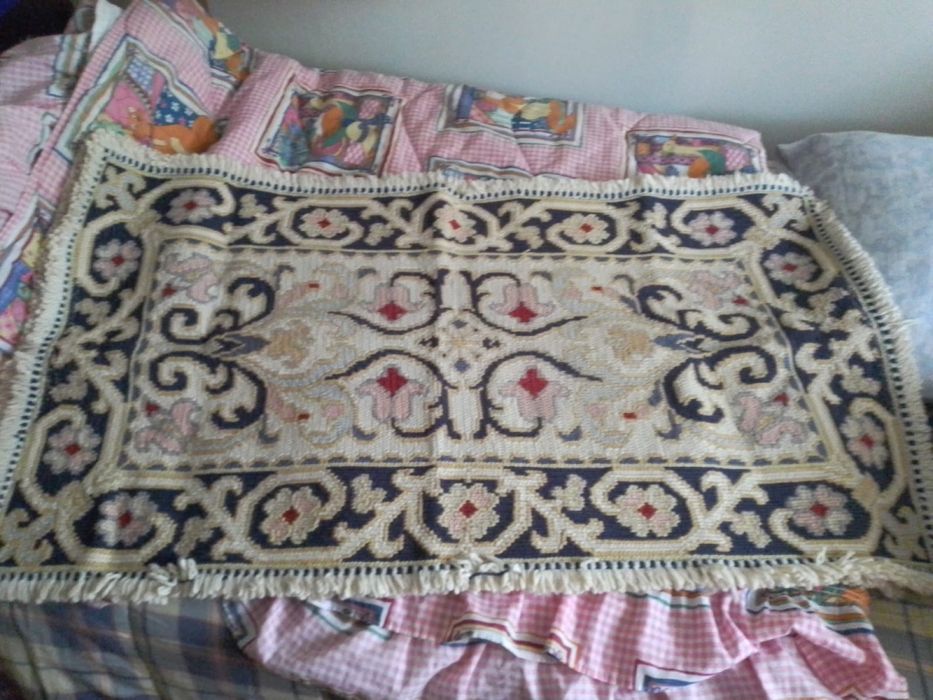 Tapetes de Arraiolos feitos à mão