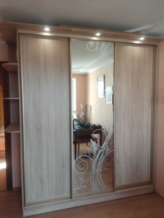 Шафа - купе трьохдверна з підсвіткою і боковими поличками.