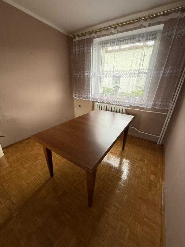 Stół z krzesłami