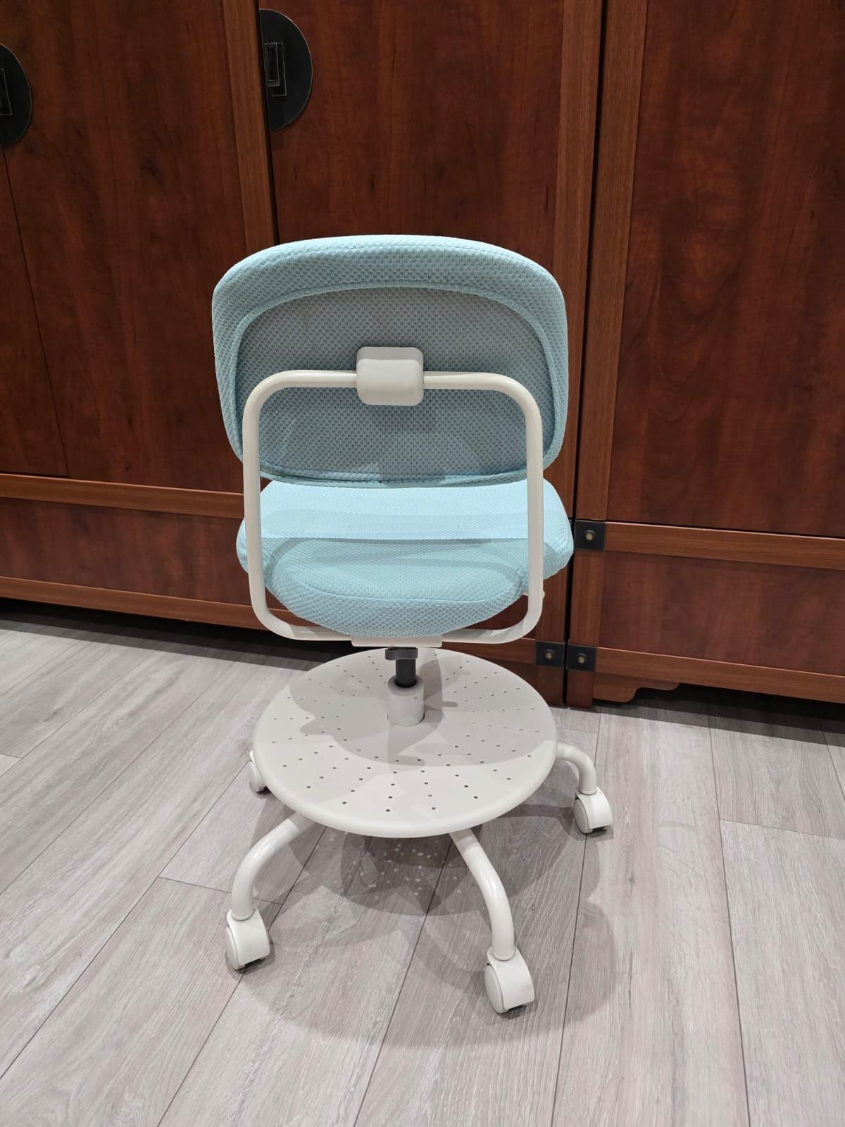 Krzesło VIMUND IKEA
Dziecięce krzesło biurow