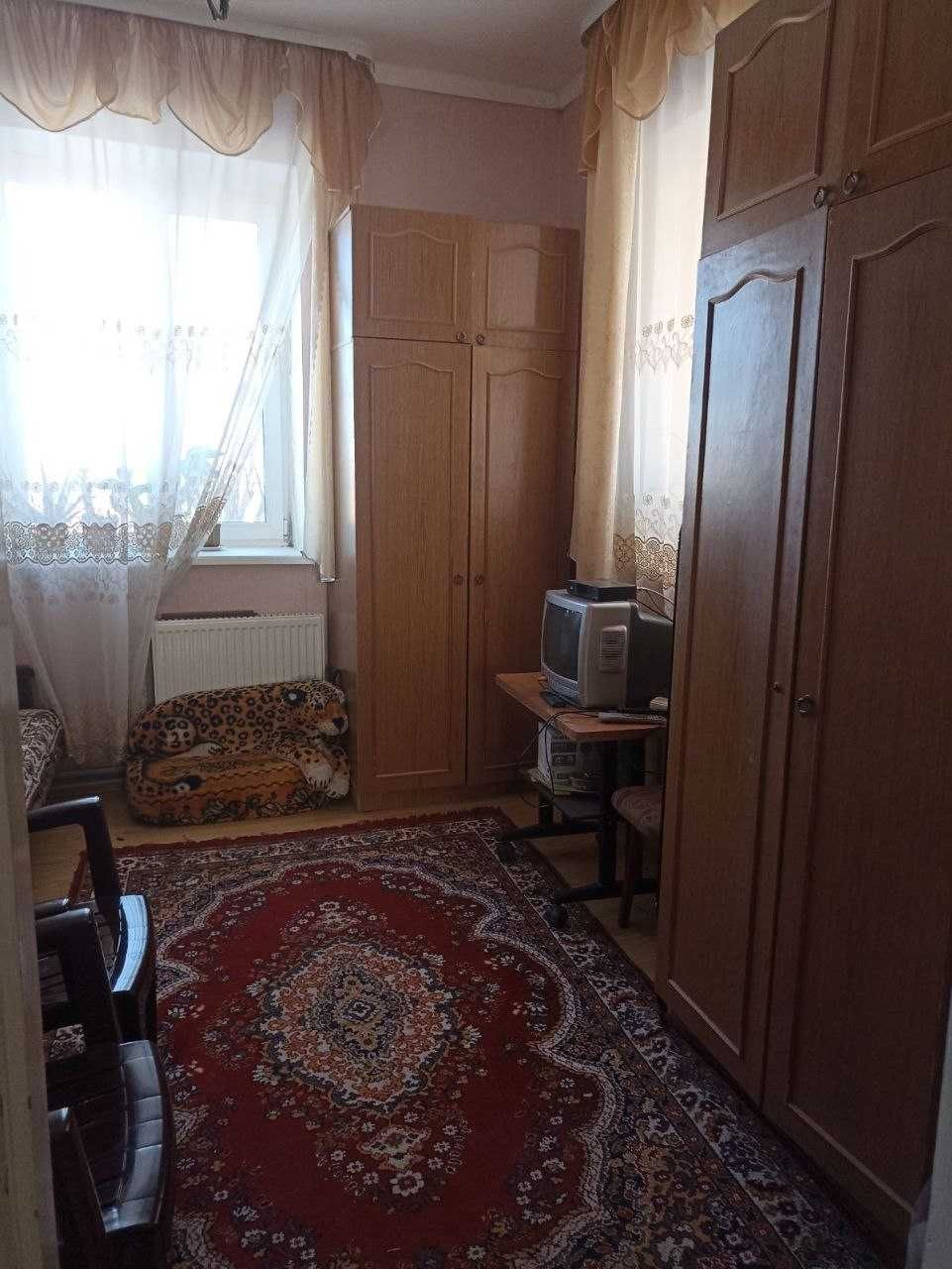 Продаж затишного будинку недалеко від центру міста.