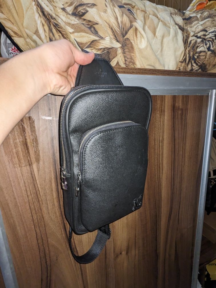 Сумка через плече Louis Vuitton.