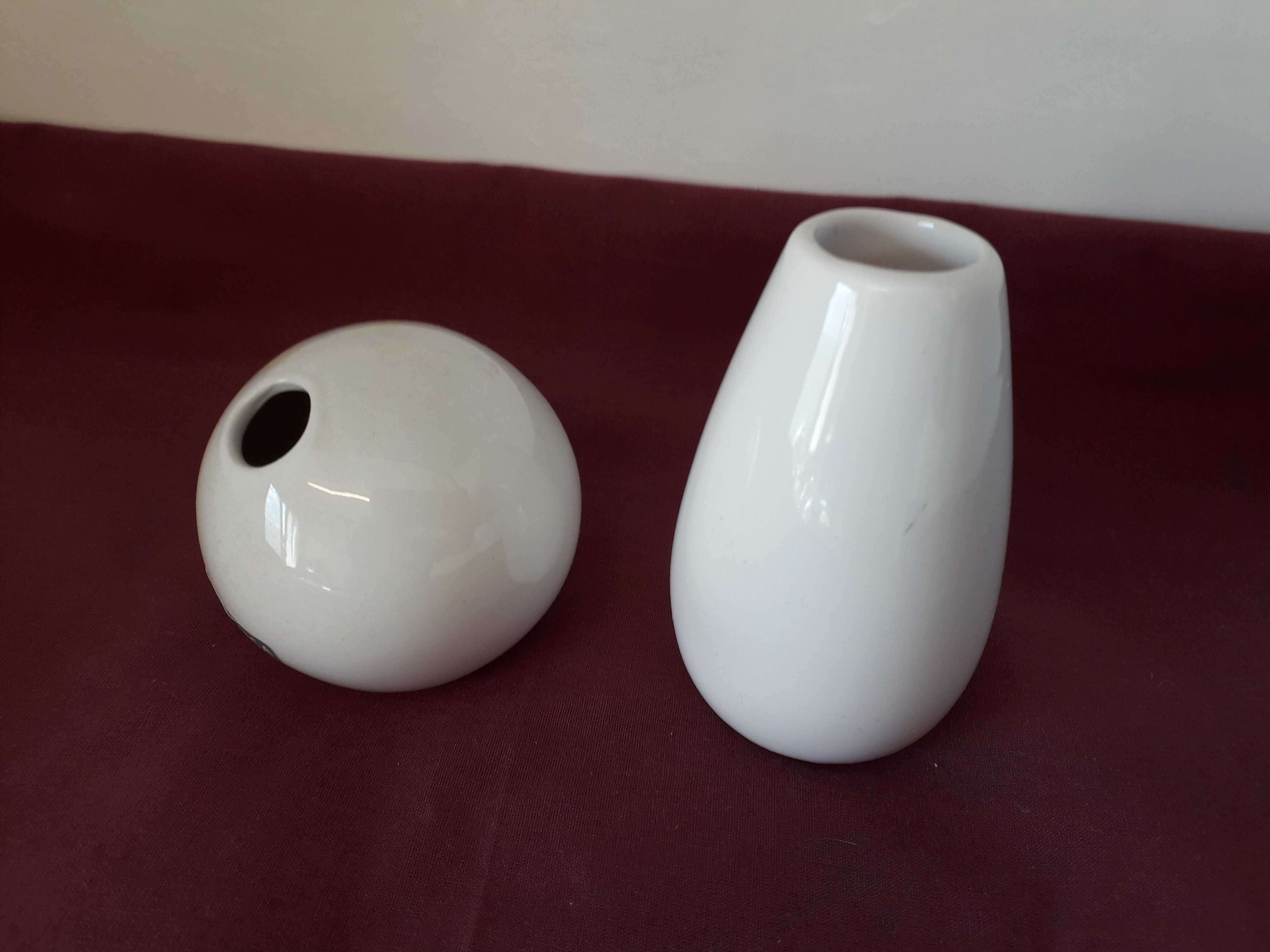 Ceramika art. komplet białych ceramicznych wazoników z okresu PRL