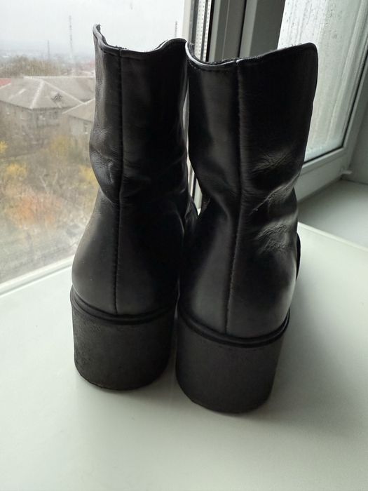 чорні зимові жіночі шкіряні черевики. Сапоги
