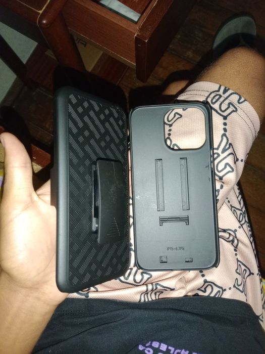capa e um coldre com clipe de cinto para iPhone 15