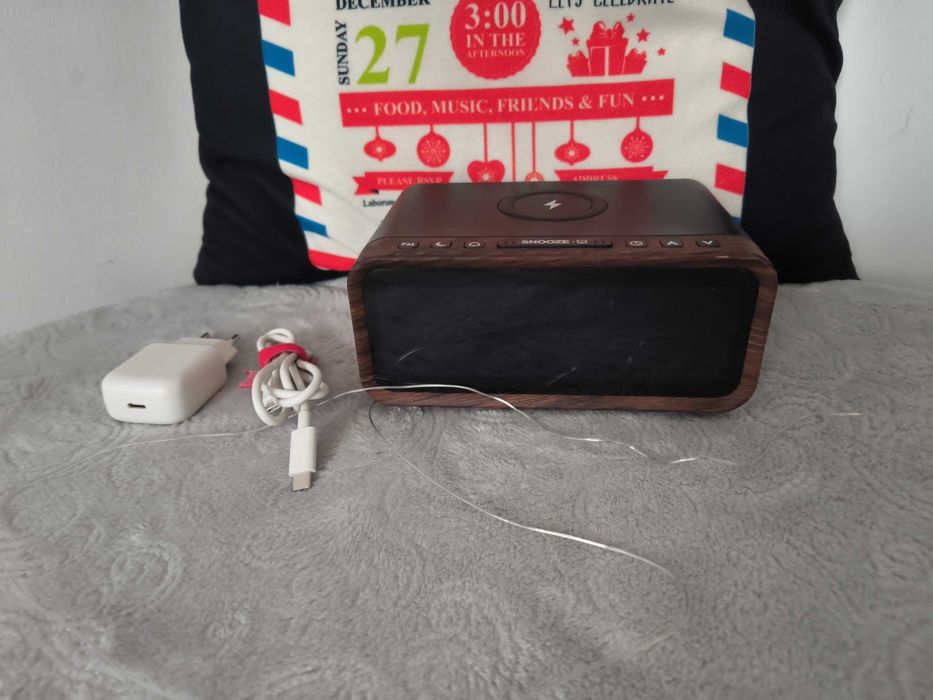 Radio DAB+ budzik, nocne oswietlenie i ladowanie bezprzewodowe USB C