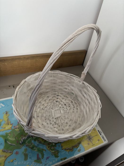Bialy wiklinowy koszyk idealny na prezent dekoracje lub kwiaty