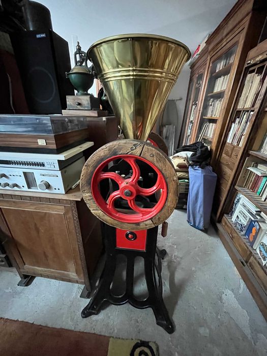 Grande e antigo moinho de café de duas rodas