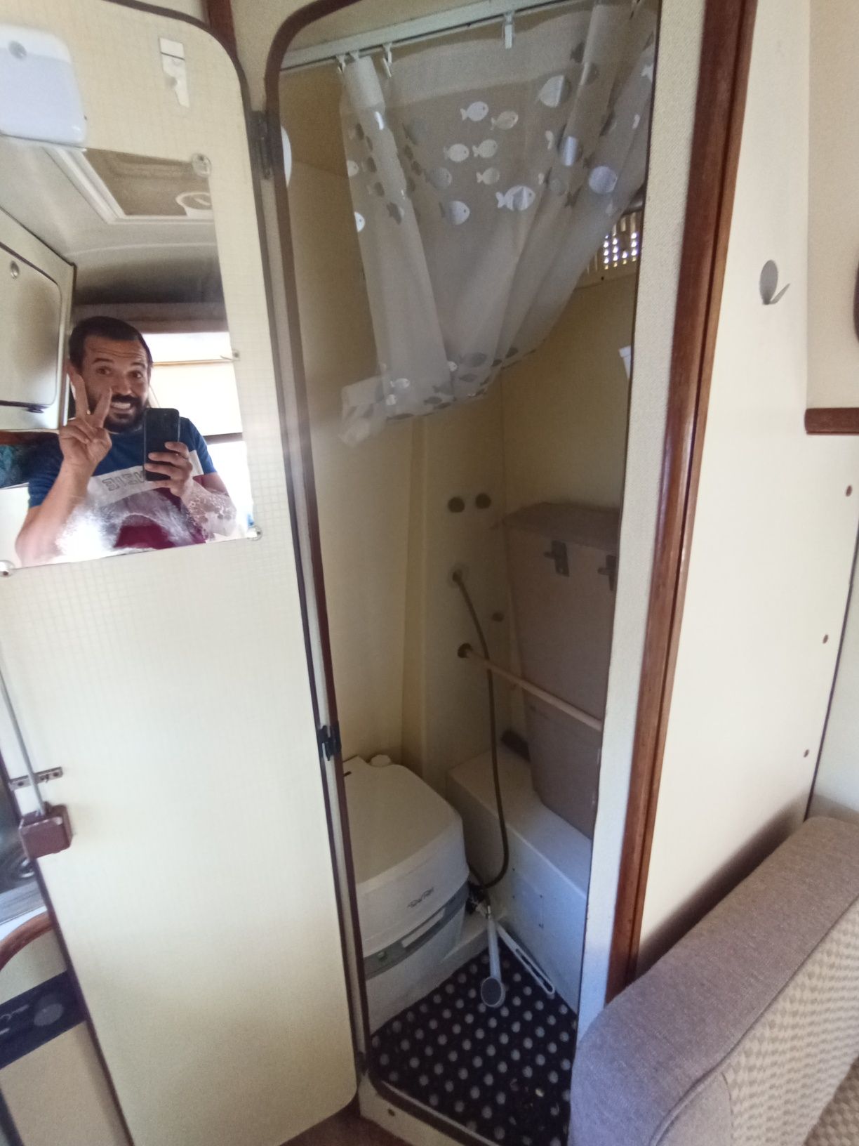 Autocaravana/autovivenda de origem(painel solar,wc,água quente)