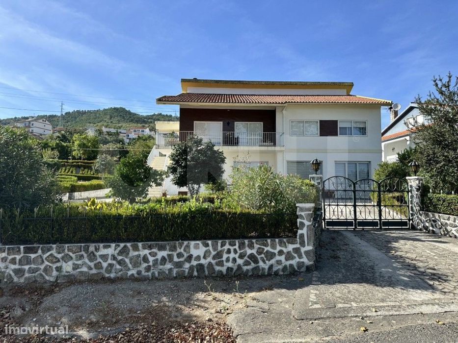 Moradia T3 com logradouro e anexo - Bairro do Espertim, Covilhã