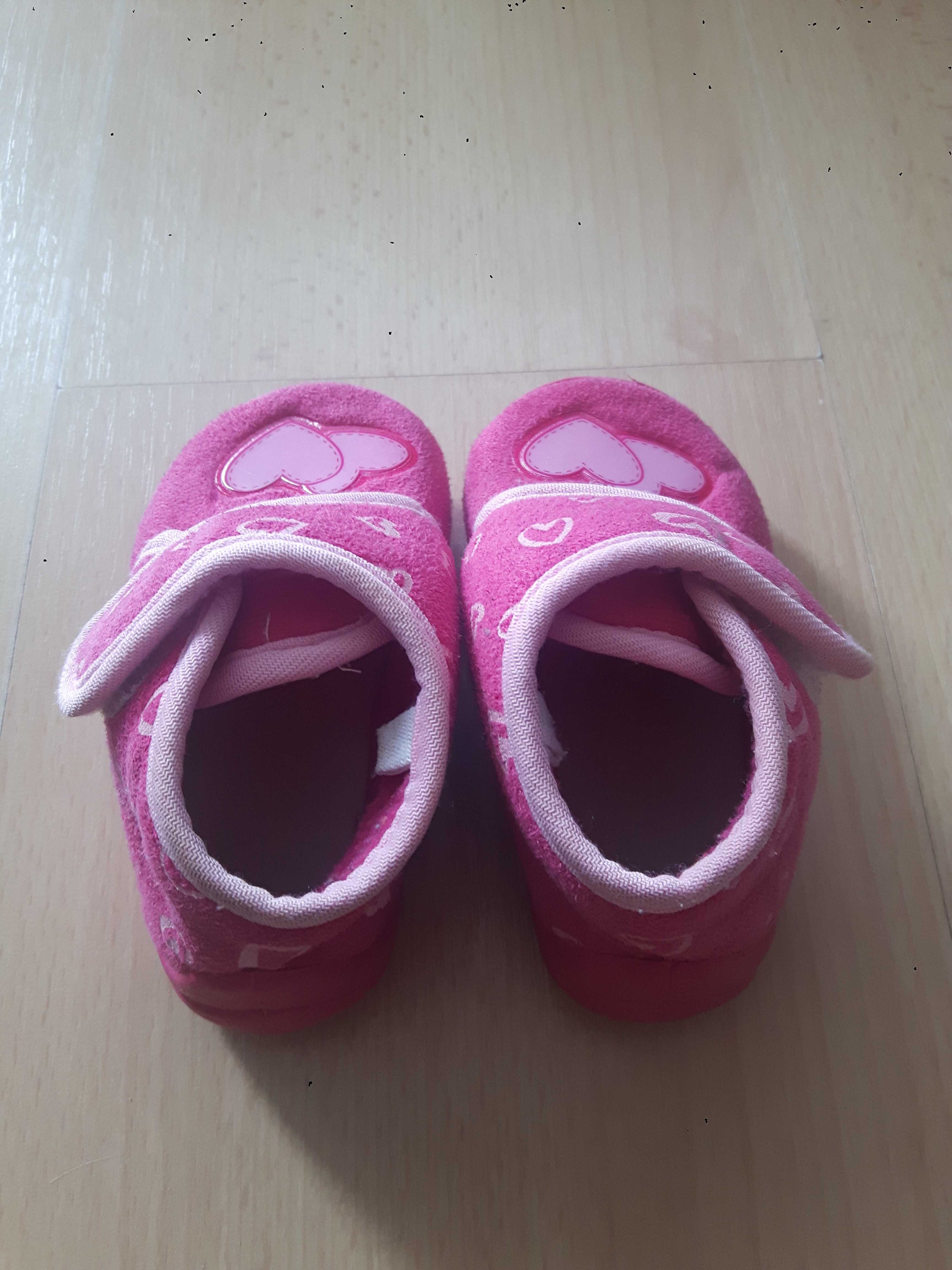 Różowe buciki w serduszka buty zapinane na rzep, 21