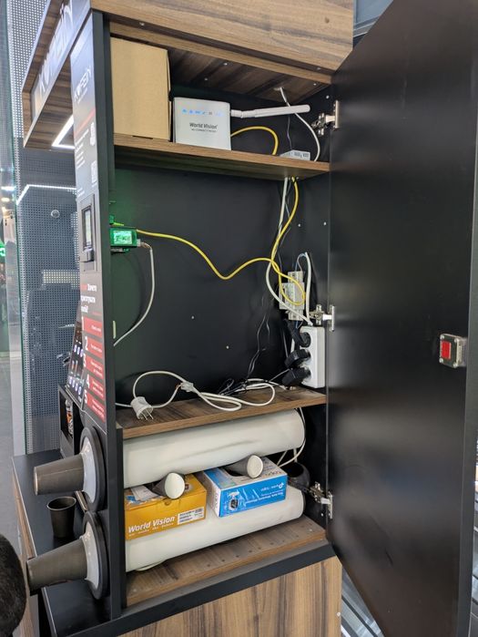 Кофейня самообслуживания стойка кофеавтомат azkoyen vitro s1