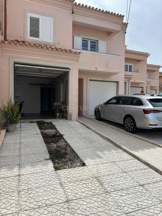 Moradia T4 em Banda, Agualva-Cacém
