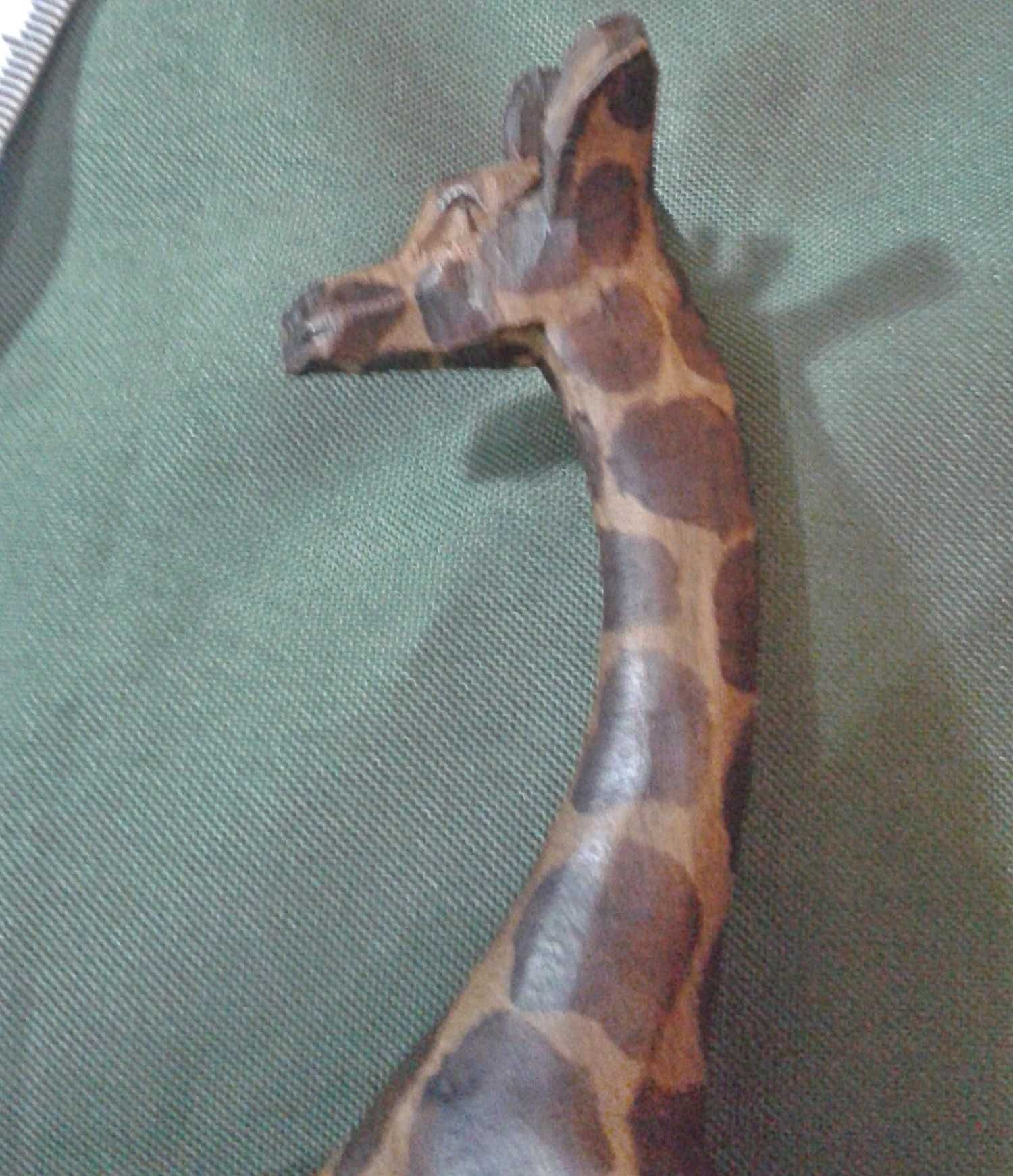 Estatueta artesanal manual de Girafa em madeira genuína.