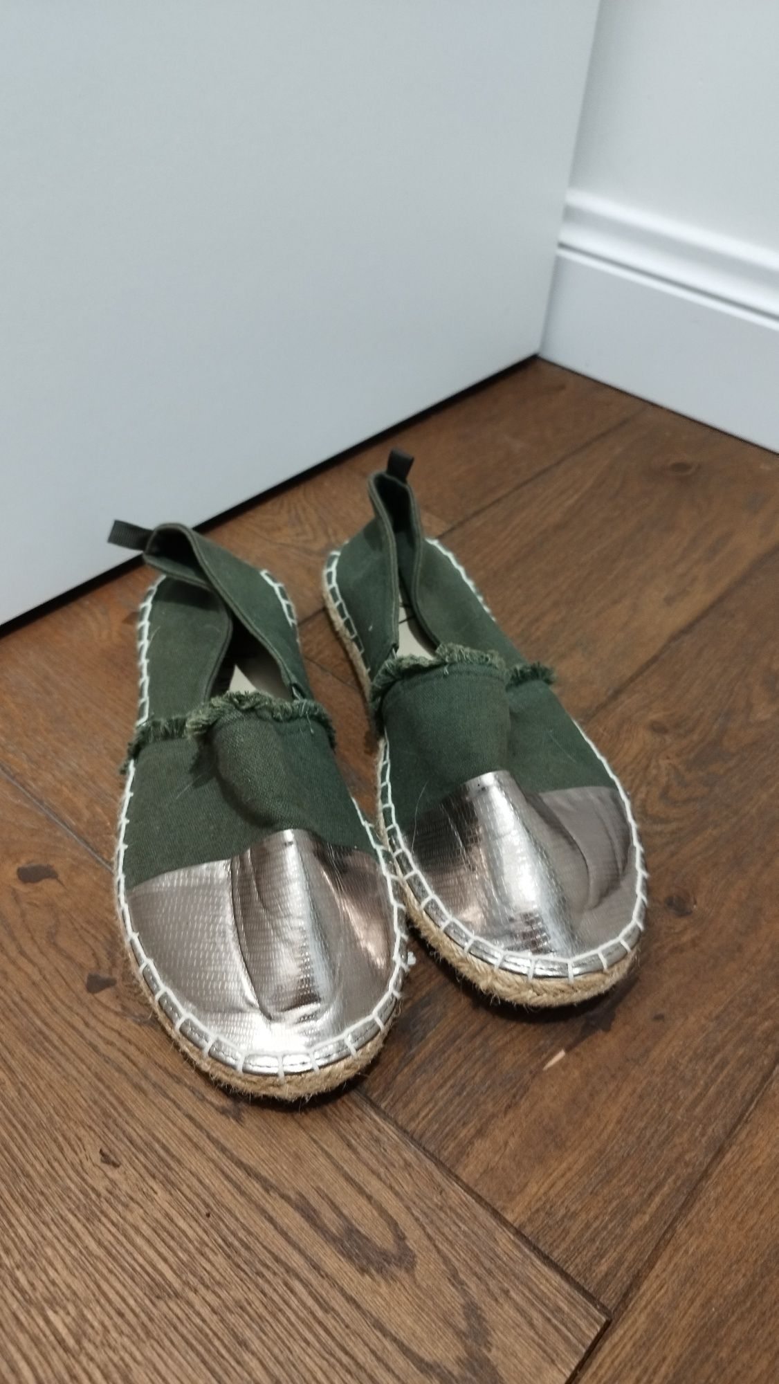 Espadryle zielone ze złotym wykończeniem