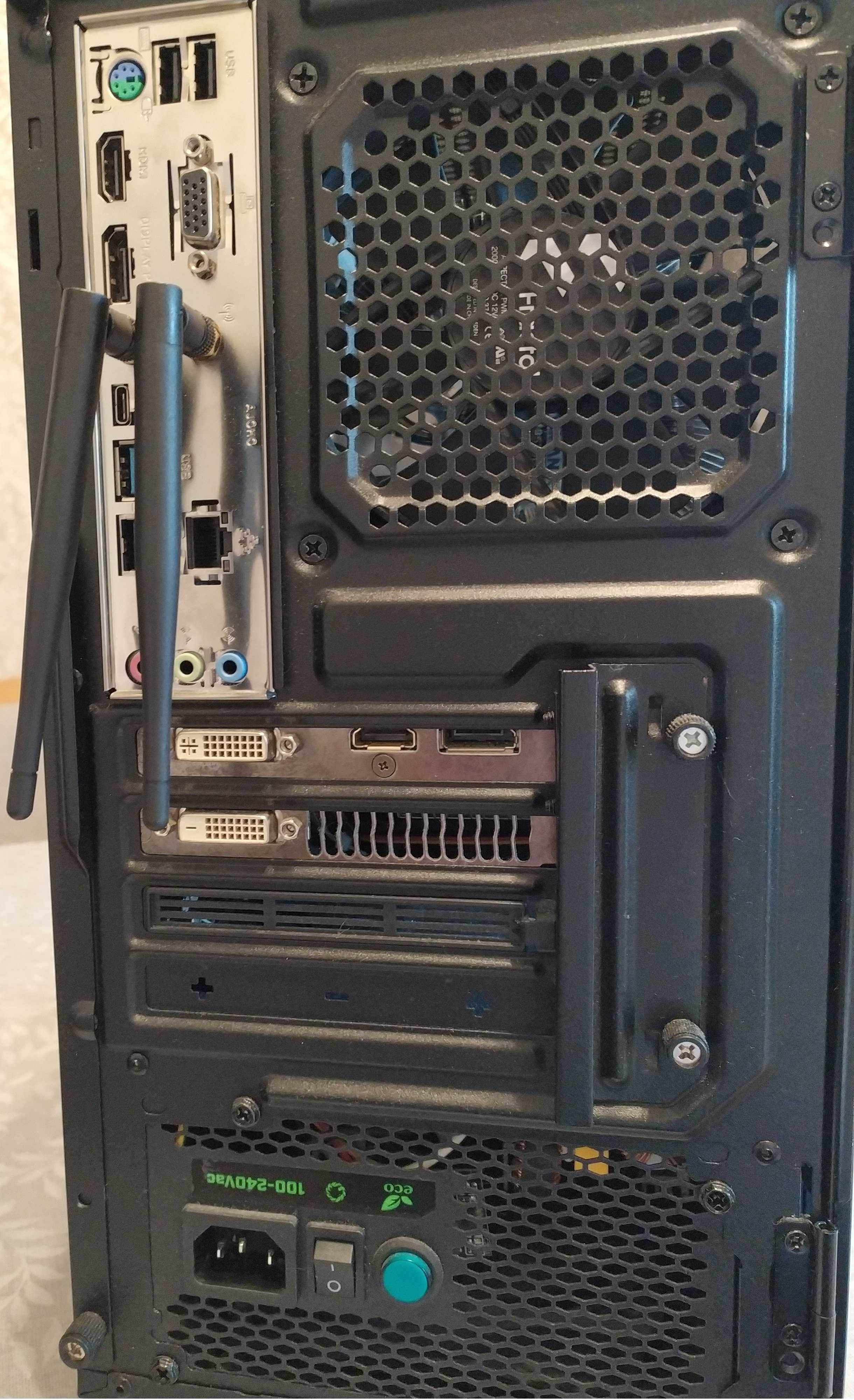 Настільний комп'ютер micro-ATX.