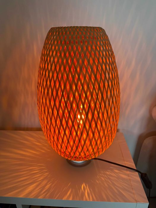 Stylowa lampa stołowa z plecionym abażurem