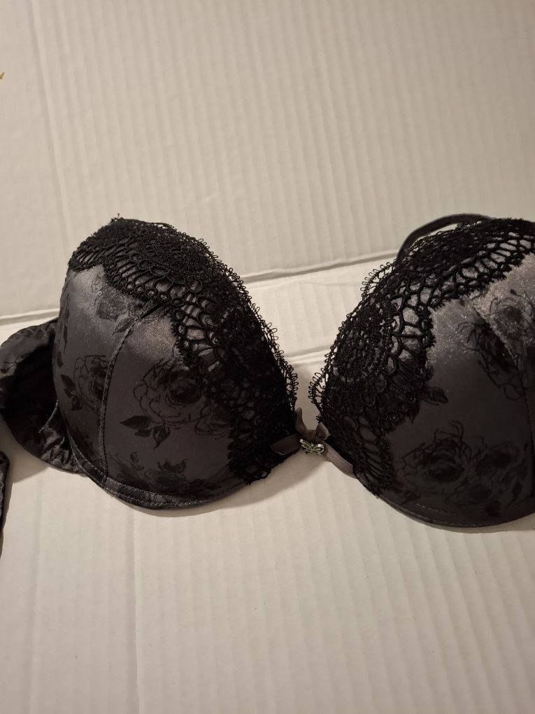 150 гр ,Фирма  Papillon   ,80 B,  чёрный бюстгальтер  очень  хорошего