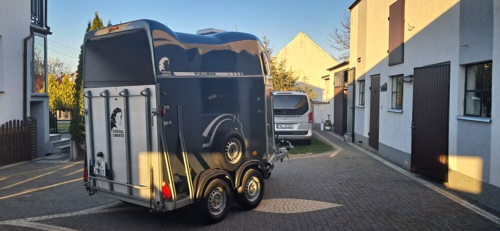 Przyczepa do przewozu dwóch koni