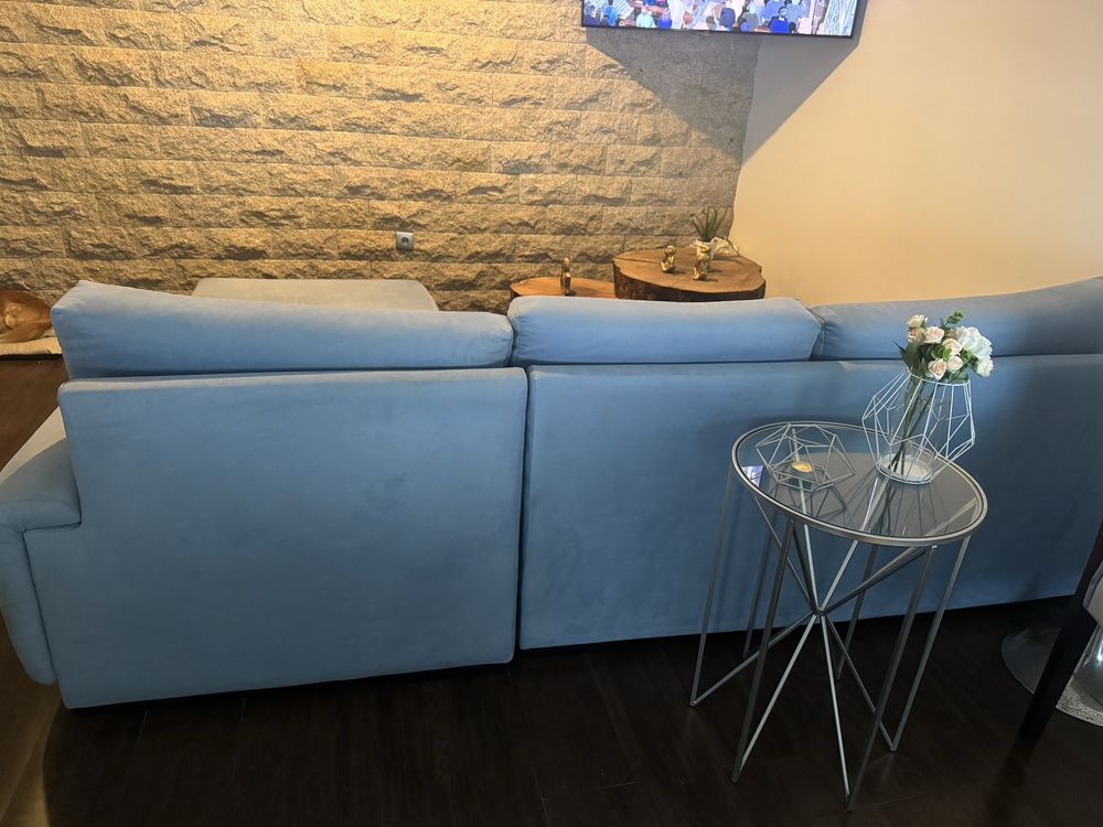 Sofa azul.