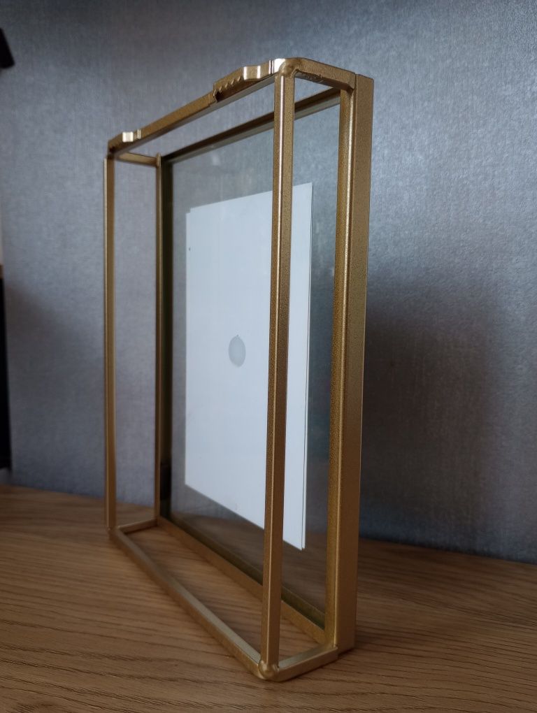 Ramka metalowa złota na zdjęcia. Foto rama 16 x 21 cm
