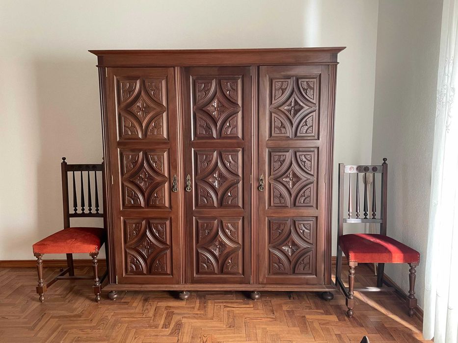 Conjunto de Quarto Completo em Madeira – Estilo Clássico