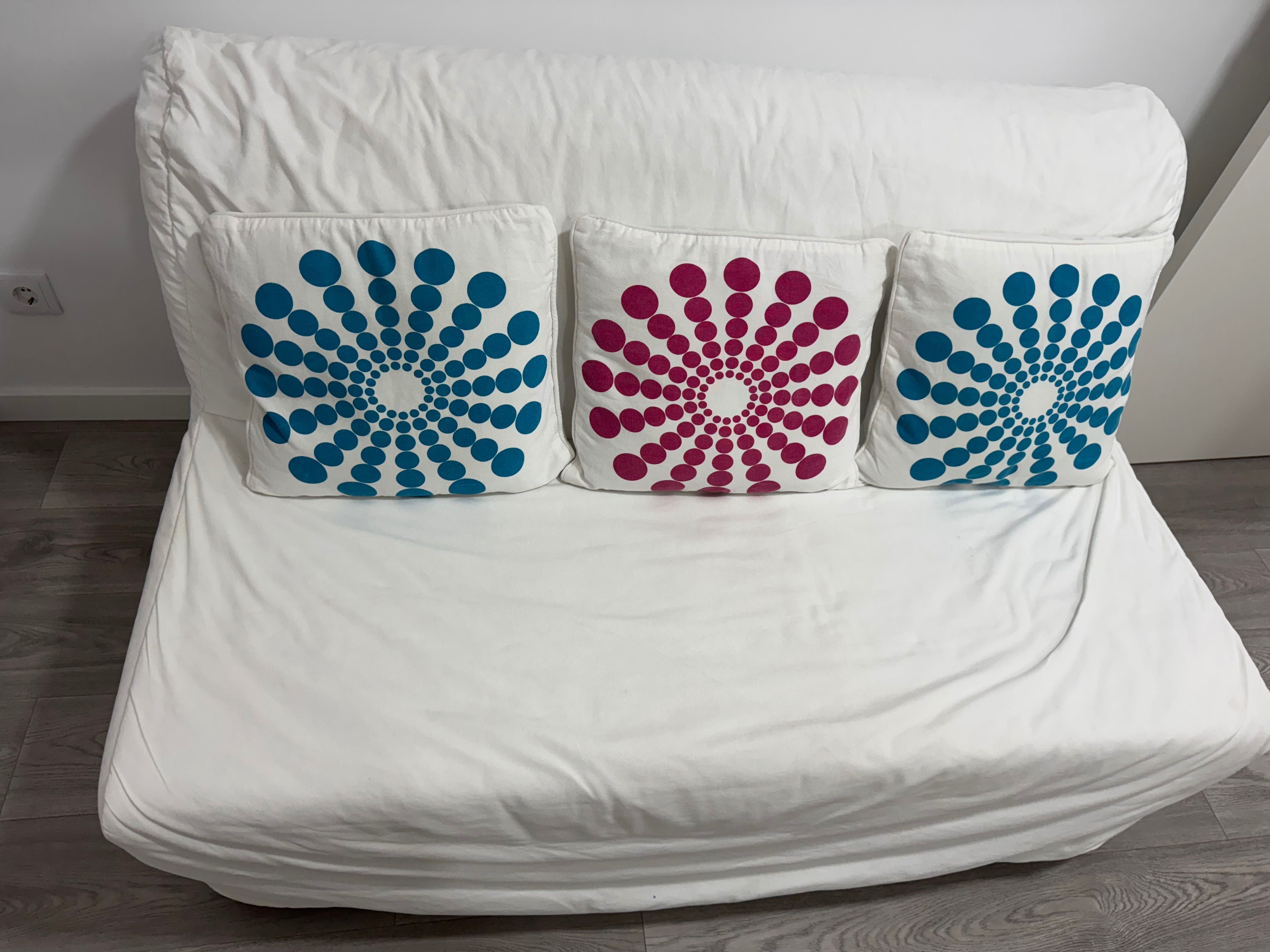 Sofá cama Ikea com capa branca e colchão