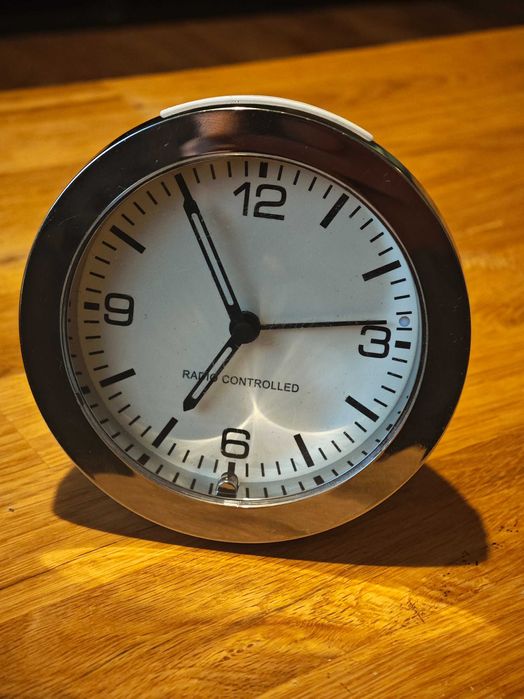 Radiobudzik TCM Tchibo, analogowy, funkcja drzemki, srebrno-biały