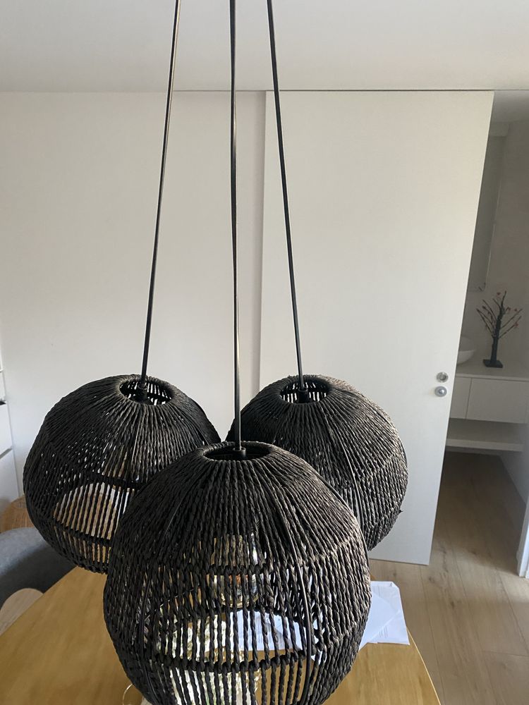 Candeeiro de teto com tres globos pretos