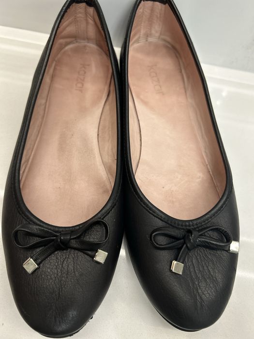 Skórzane, czarne baleriny z kokardką Kazar