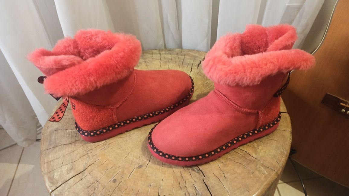 UGG короткие, с бантиками. Яркие!